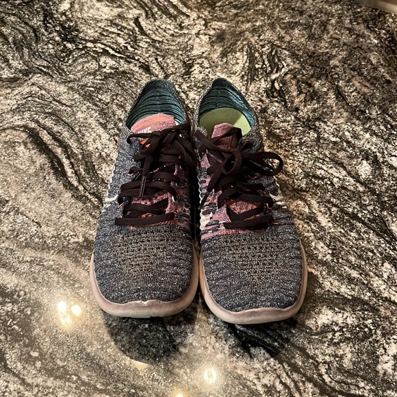 Nike Flyknit Sneaker Tennis Shoe - Picture 2 of 4